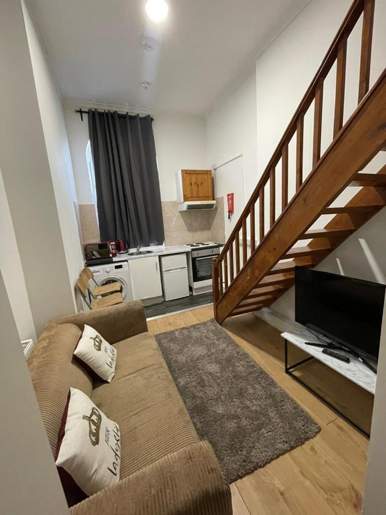Modern Studios Queenspark London Exterior foto